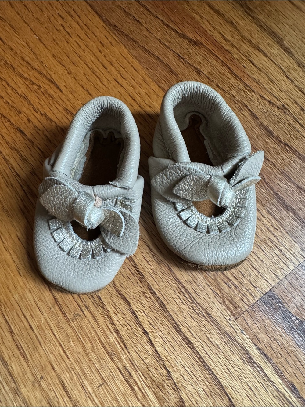 Soft Leather Baby Moccasins with Bow - Creamy gray